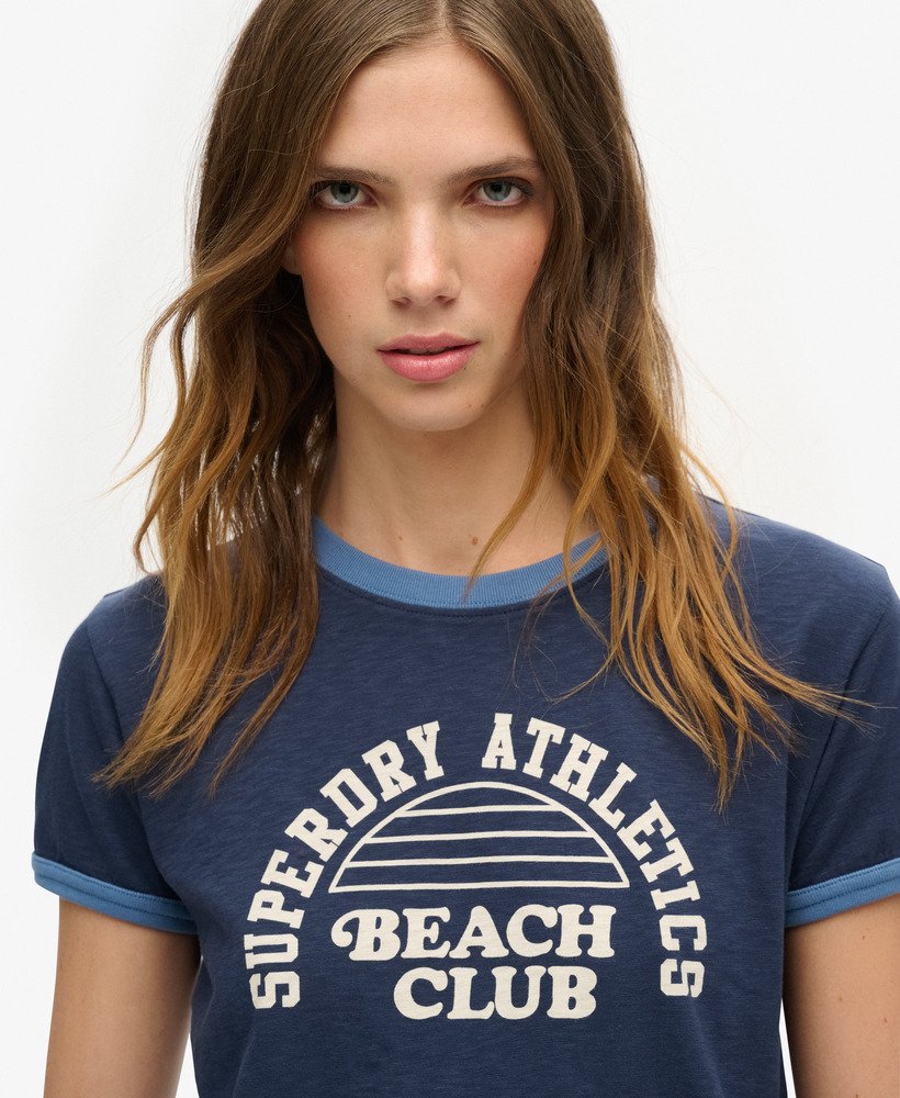 アスレチック エッセンシャルズ ビーチ グラフィック リンガー tシャツ(リッチスト ネイビー)