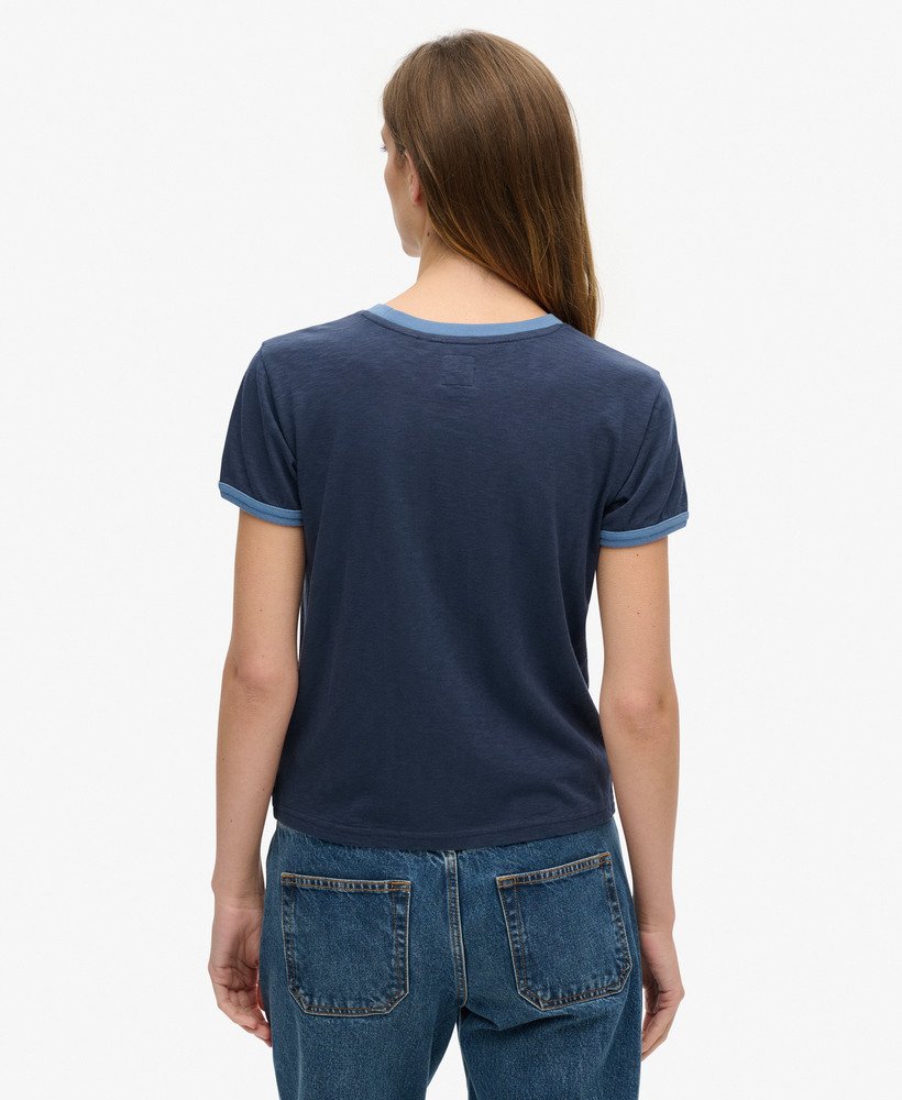 アスレチック エッセンシャルズ ビーチ グラフィック リンガー tシャツ(リッチスト ネイビー)