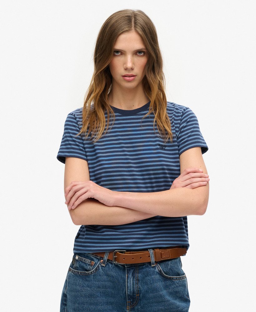エッセンシャル ロゴ ストライプ フィット tシャツ(ウェッジウッドブルーリッチストネイビーストライプ)