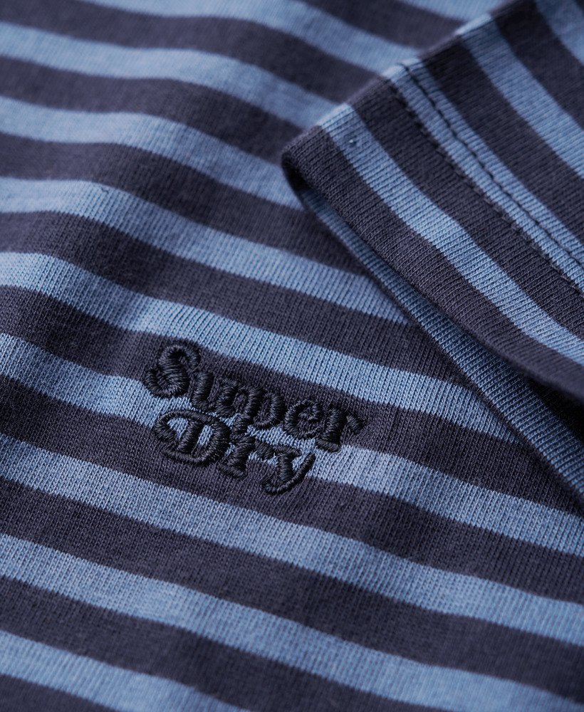 エッセンシャル ロゴ ストライプ フィット tシャツ(ウェッジウッドブルーリッチストネイビーストライプ)