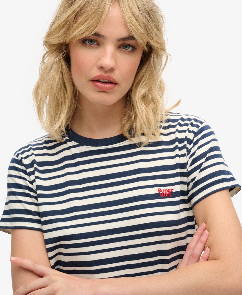 エッセンシャル ロゴ ストライプ フィット t シャツ(リッチネイビーストライプ)
