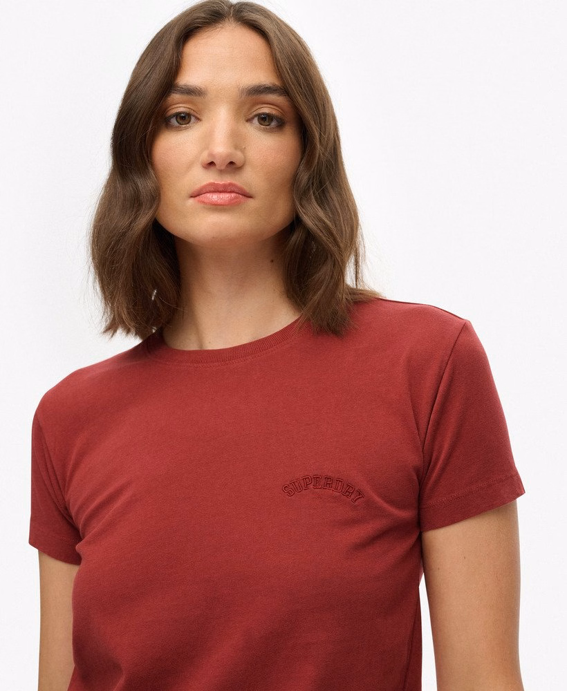 エッセンシャルロゴ入りフィットTシャツ