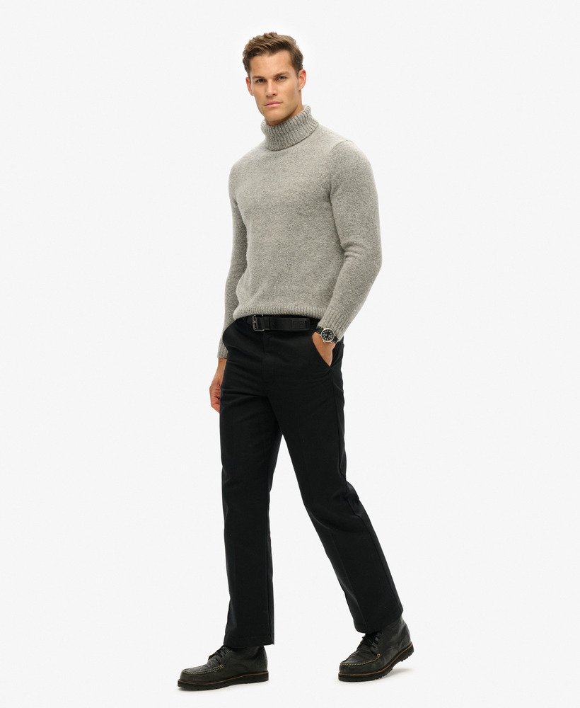 ブラックのストレートチノパンツ