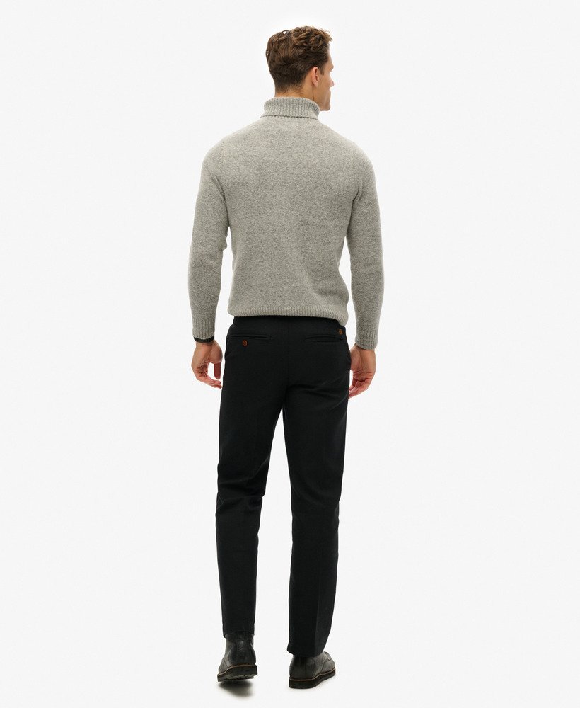 ブラックのストレートチノパンツ