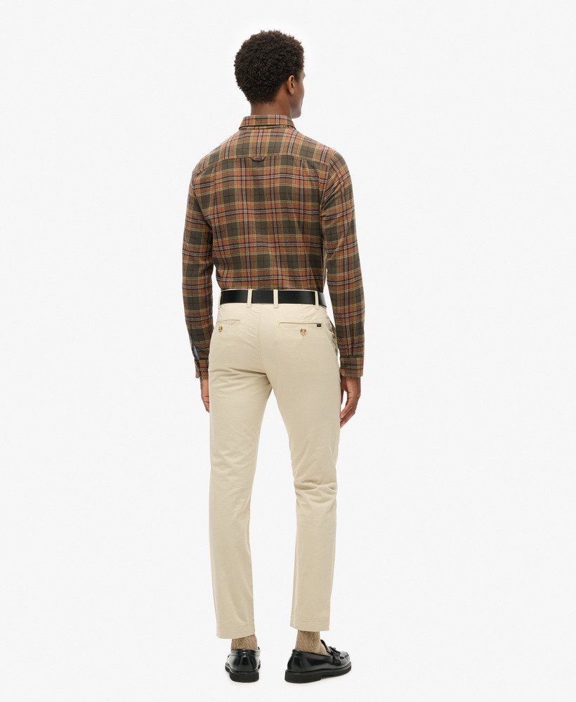 ペリカンベージュのスリムテーパードストレッチチノパンツ